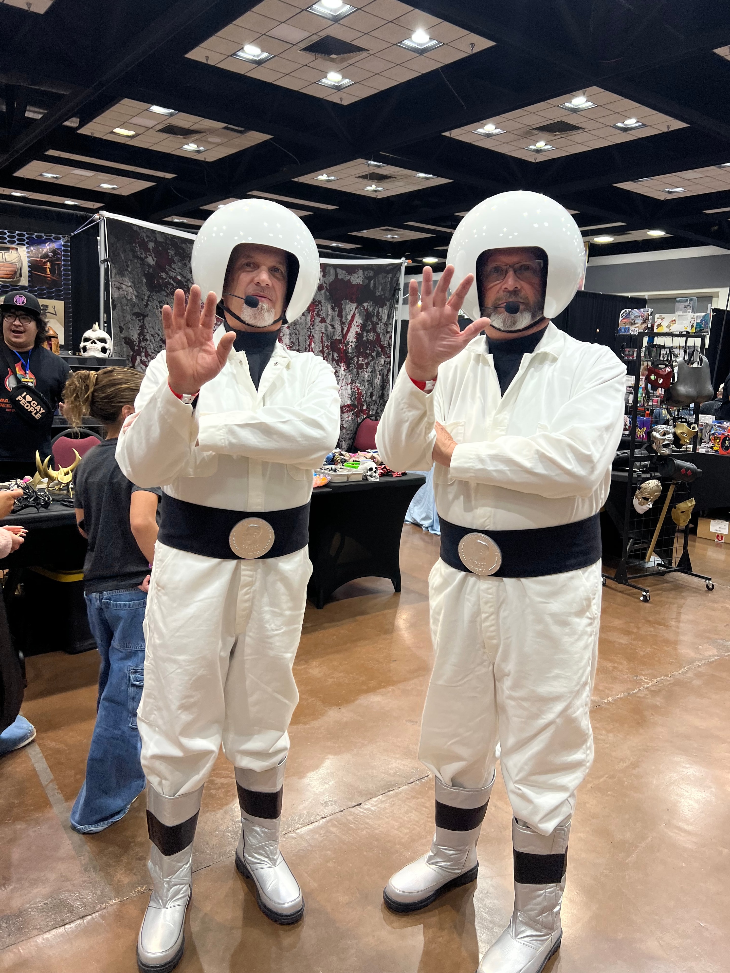 Two attendees in astronaut costumes at R2Doso Con